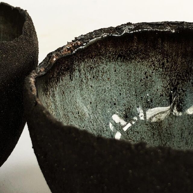 Sea Pools rocking pots are ready and waiting for you at my Open Studios Cornwall, running from 25th May until 2nd June ☺️ Link to my Open Studios info, directions and opening times in blog 👍🏻
#ceramicart
#contemporaryceramics
#studiopottery
#potteryofinstagram
#cornwall
#porthleven
#earthenware
#madebyhand
#coast
#blackceramic
#texture
#seacave
#sculpture
#inspiredbynature
#coastalinspired
#earthforms
#antheabowen
#lovelocalarts
#cornwallbuyslocal
#porthlevenarts
#openstudioscornwall
@wheretoseebuyceramicsuk
@openstudioscornwall