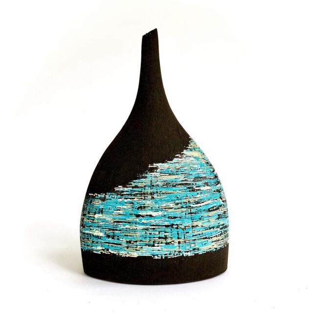 The Glistening Sea: one of my Kostrel bottle forms showing at the wonderful Byre Gallery on the Rame Peninsula, Cornwall. Full details of the Byre can be found via the link in my bio. The Rame Peninsula is very beautiful and was the inspiration behind this exhibition called “The View From Here”. This exhibition is part of the Byre Gallery’s 10th birthday celebrations… do drop by if you are in the area as there are lots of gorgeous things to take your fancy from earrings and scarves to glass and paintings … and ceramics of course 👍🏻😊 
#ceramicart
#contemporaryceramics
#studiopottery
#potteryofinstagram
#cornwall
#theramepeninsula 
#earthenware
#madebyhand
#coast
#blackceramic
#texture
#sculpture
#inspiredbynature
#coastalinspired
#earthforms
#antheabowen
@thebyregallery 
@wheretoseebuyceramicsuk