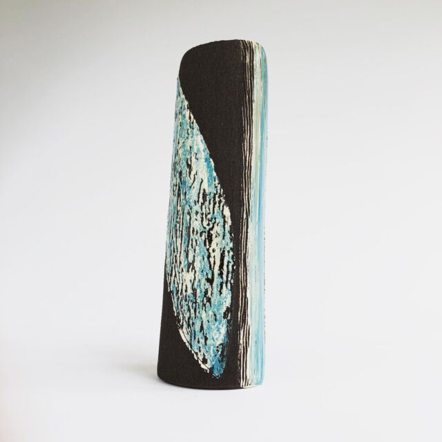 This is one of a series of ceramics made especially for the Byre Gallery’s 10th anniversary celebrations, inspired by photos taken by gallery regulars 🙌🏻 This one is called Pen Du: Surfs up 1 and is showing in “The view from here” running at the Byre Gallery on the Rame Peninsula, Cornwall until Saturday 29th June. Full details of the Byre can be found via the link in my bio. The Rame Peninsula is very beautiful and will be looking glorious in the wonderful weather we have here this week … do drop by if you are in the area as there are lots of gorgeous things to take your fancy from earrings and scarves to glass and paintings … and ceramics of course 👍🏻😊 
#ceramicart
#contemporaryceramics
#studiopottery
#potteryofinstagram
#cornwall
#theramepeninsula 
#earthenware
#madebyhand
#coast
#blackceramic
#texture
#sculpture
#inspiredbynature
#coastalinspired
#earthforms
#antheabowen
@thebyregallery 
@wheretoseebuyceramicsuk